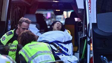 Una mujer es evacuada en ambulancia desde el Hotel CBD y la esquina de King y York Street en Sydney, Australia, el martes 13 de agosto de 2019.&nbsp;