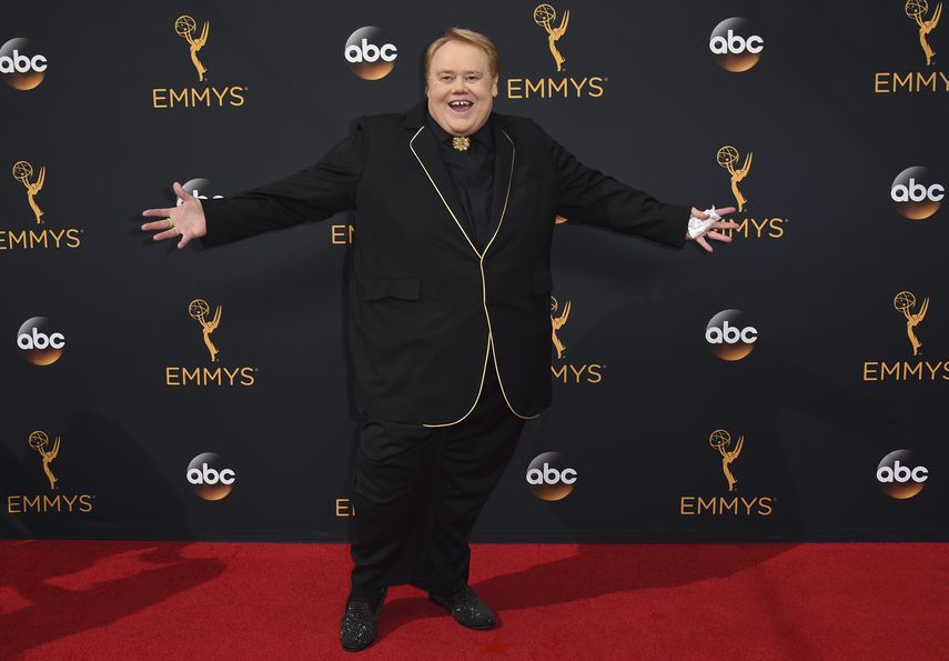 Louie Anderson llega a la ceremonia de los premios Emmy el 18 de septiembre de 2016 en Los Angeles. El veterano comediante murió el viernes 21 de enero de 2022. Tenía 68 años.