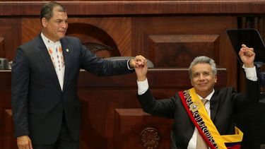 En esta fotografía de archivo del 24 de mayo de 2017, el presidente entrante Lenin Moreno, a la derecha, levanta la mano con el presidente saliente Rafael Correa, durante la ceremonia de juramentación presidencial, en Quito, Ecuador. Moreno solicitó el martes 2 de marzo de 2021 ser desafiliado del gobernante partido Alianza País que lo llevó al poder hace cuatro años. (AP Foto/Dolores Ochoa, Archivo)