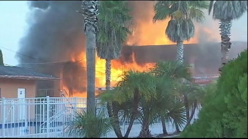 Los hallazgos preliminares de la investigación determinaron que el fuego empezó en varios colchones que fueron incendiados afuera del hotel