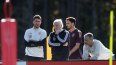 El entrenador de Alemania, Rudi Voller (centro), conversa con otros miembros del cuerpo técnico de la selección durante una práctica, el 10 de octubre de 2023.
