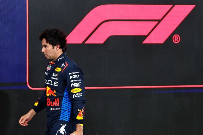 El mexicano Sergio Checo Pérez, en ese entonces de Red Bull, camina hacia el garaje previo al Gran Premio de Abu Dabi, el 7 de diciembre de 2024.