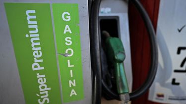 Vista de un surtidor de gasolina Súper Premium en una gasolinera de Caracas, tomada el 18 de febrero de 2025. Venezuela ha puesto en marcha un plan piloto para vender gasolina de mayor calidad, ofrecida al doble del precio del combustible convencional, según fuentes del sector y trabajadores de gasolineras el 18 de febrero.