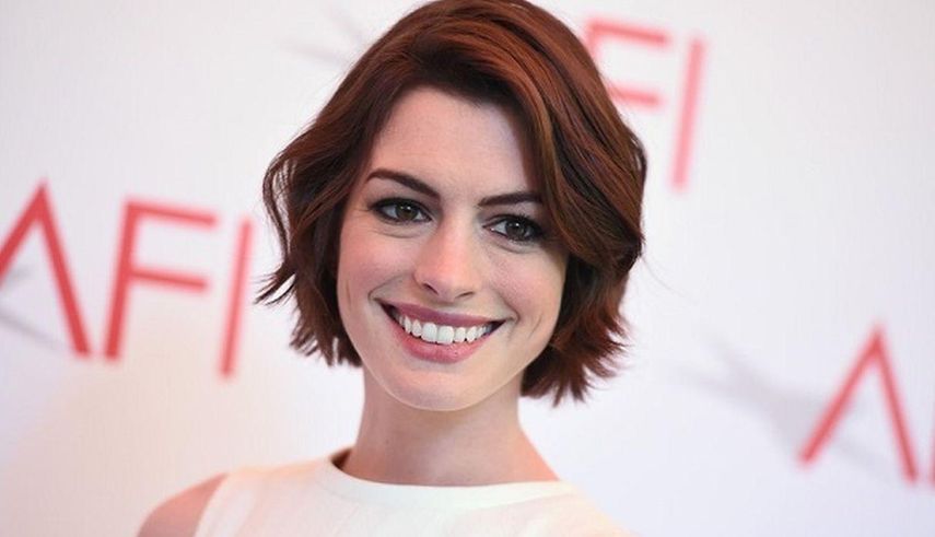Hathaway será la encargada de asumir el papel encarnado por Houston en la cinta original.