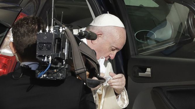 El papa Francisco se quita la mascarilla a su llegada a su audiencia general semanal en el Patio de San D&aacute;maso, el mi&eacute;rcoles 9 de septiembre de 2020.&nbsp;