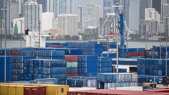 Contenedores para el envío de mercancías en el Puerto de Miami el 7 de agosto de 2025.