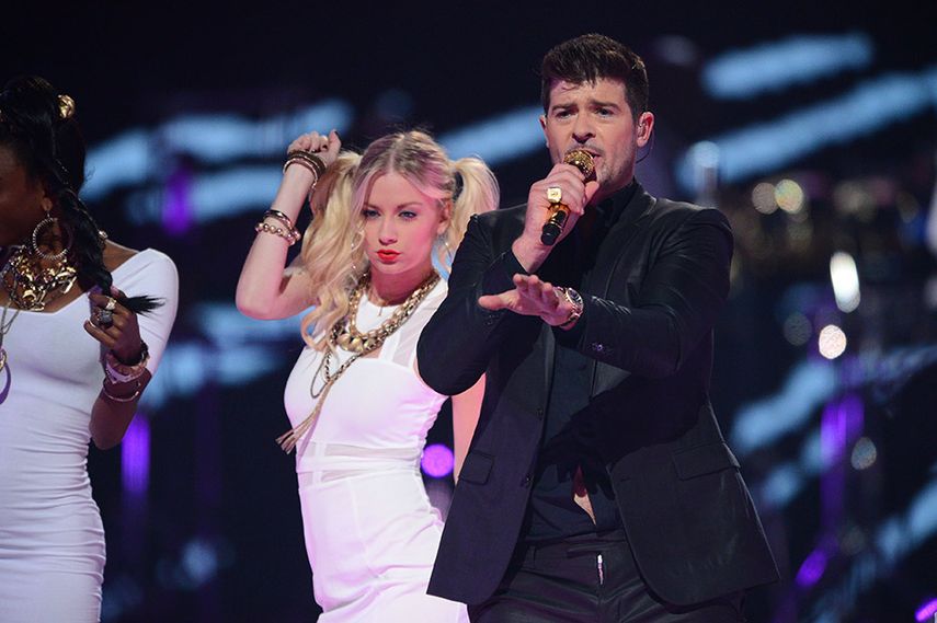 Robin Thicke actúa en la primera jornada del festival. (AP)