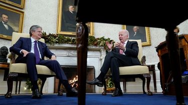 El presidente Joe Biden conversa en un encuentro con el presidente de Ecuador, Guillermo Lasso, en la sala Oval de la Casa Blanca, el lunes 19 de diciembre de 2022, en Washington