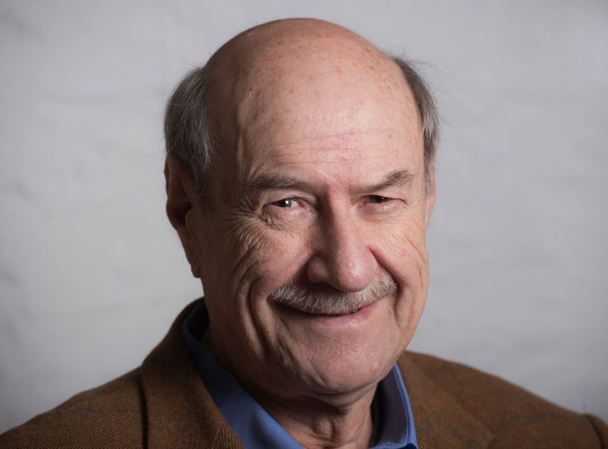 El novelista chileno Antonio Skármeta posa durante una sesión de fotos en Santiago el 29 de agosto de 2017. &nbsp;