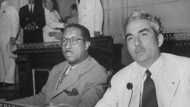 Captura de pantalla del medio oficialista cubano Radio Rebelde, donde aparece la foto tomada en mayo de 1945 por Ed Clark, en la que figuran Salvador García Agüero (izquierda) y Juan Marinello Vidaurreta.