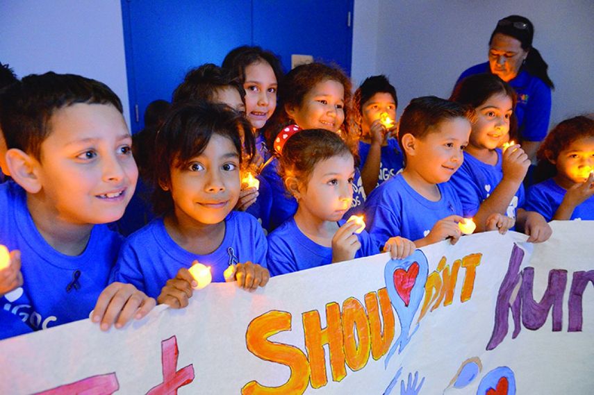 El parque José Martí de La Pequeña Habana fue sede de un encuentro en el que directivos de Amigos for Kids y del Departamento de Niños y Familias se reunieron con miembros de la comunidad para celebrar el mes dedicado a prevenir el maltrato contra meno