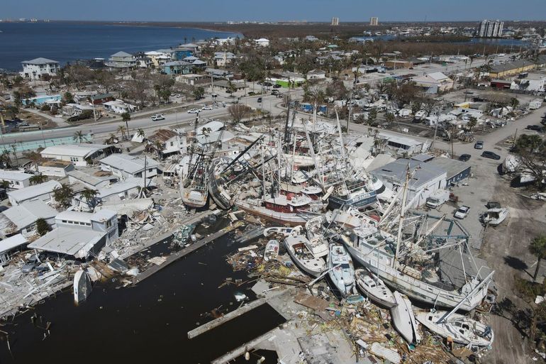 Barcos camaroneros yacen sobre lo que era un parque de casas móviles, tras el paso del huracán Ian, en la isla de San Carlos, en Fort Myers Beach, Florida, el 7 de octubre de 2022. 