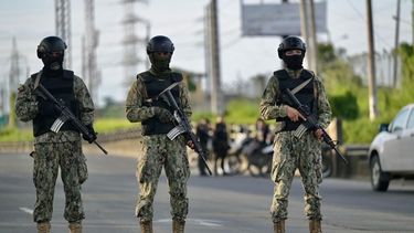 Miembros militares custodian el exterior de la prisión Guayas 1 en Guayaquil, Ecuador, el 14 de abril de 2023.&nbsp;