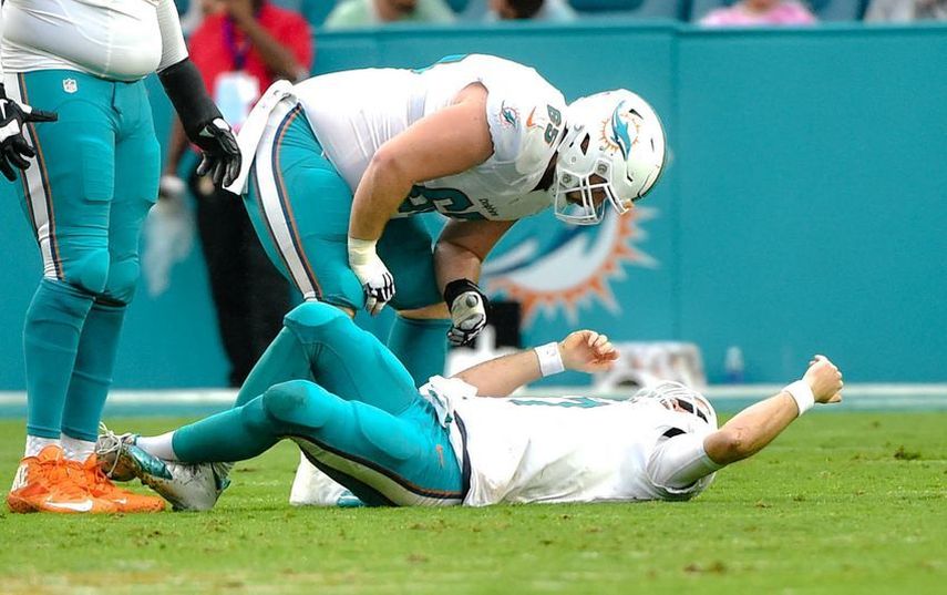 Tannehill tuvo que salir en el tercer cuarto del juego del domingo, visiblemente afectado por la lesión