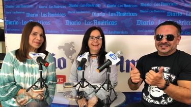La periodista Mari Montes (izq.) y el pianista Emigdio Suárez, conversan con la anfitriona Elkis Bejarano en la redacción de DIARIO LAS AMÉRICAS.
