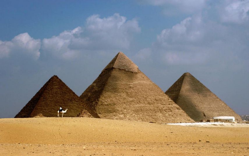 Vista de la&nbsp;pirámide de Keops en las afueras de El Cairo, Egipto