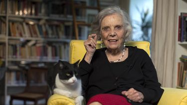 En esta fotografía de archivo del 24 de septiembre de 2015 la escritora mexicana Elena Poniatowska habla durante una entrevista en su casa en la Ciudad de México junto a su gato Monsi.&nbsp;