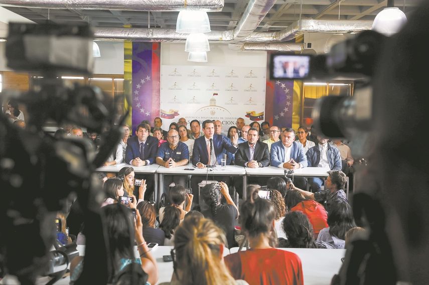 El presidente encargado Juan Guaidó denunció un golpe al Parlamento y llamó a los ciudadanos a continuar en las calles.