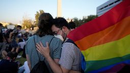 Miembros del Movimiento por la Integración y Liberación Homosexual celebran después de que los legisladores aprobaran una ley que legaliza el matrimonio y la adopción por parejas del mismo sexo, en Santiago, Chile, el martes 7 de diciembre de 2021