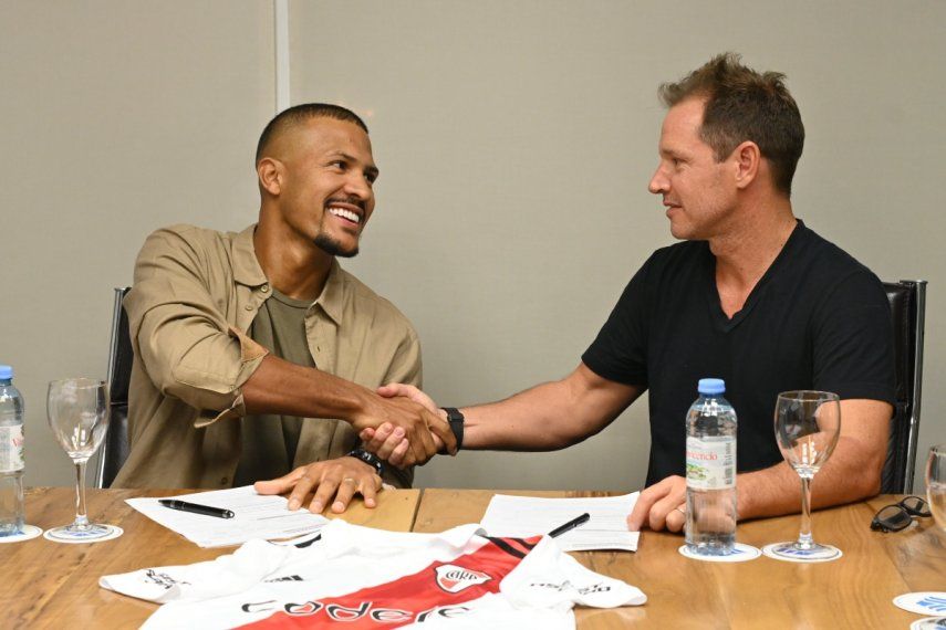 Momento en el que el venezolano Salomón Rondón firma para ser nuevo jugador del River Plate de Argentina
