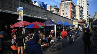 Venta de comestibles en puestos afuera del mercado municipal de Quinta Crespo en Caracas, Venezuela el 30 de septiembre de 2025.