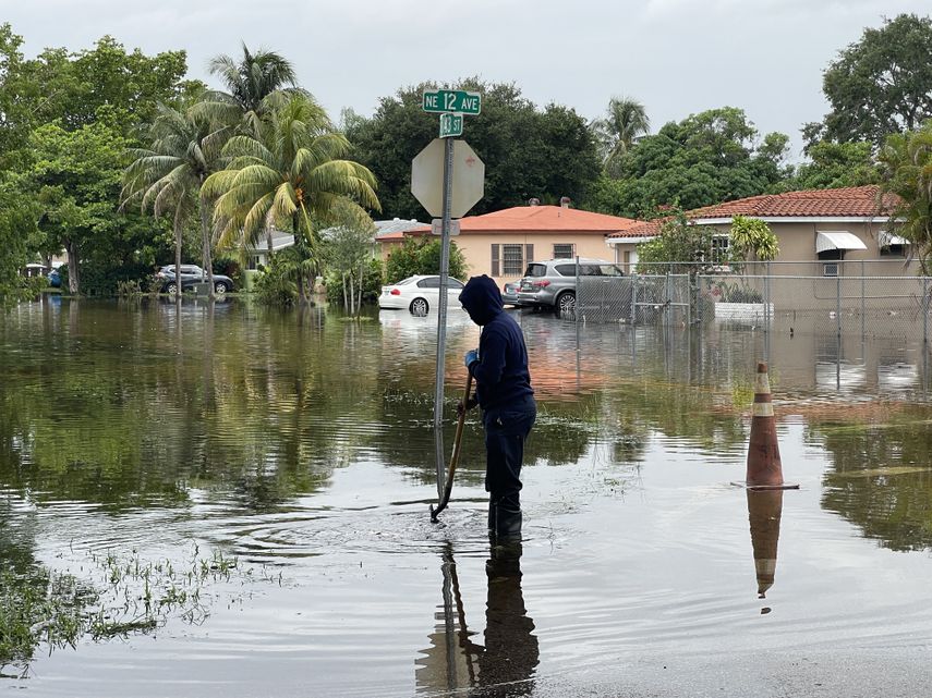 Residente de North Miami intenta limpiar la alcantarilla.&nbsp;