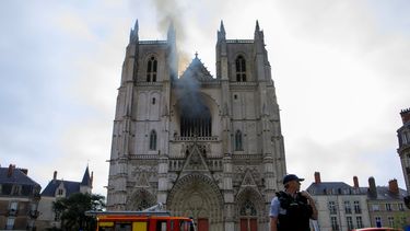 Los bomberos trabajan para extinguir un incendio en la catedral g&oacute;tica de San Pedro y San Pablo, en Nantes, Francia, el s&aacute;bado 18 de julio de 2020. El incendio hizo recordar el incendio devastador en la Catedral de Notre Dame en Par&iacute;s el a&ntilde;o pasado, que destruy&oacute; su techo, hizo colapsar su aguja y amenaz&oacute; con derrumbar el monumento medieval.&nbsp;