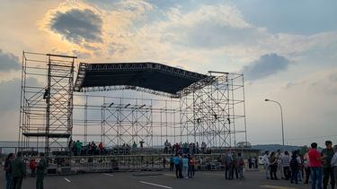 En el puente de Tienditas, uno de los tres pasos fronterizos de Cúcuta con Venezuela y en donde hay almacenadas unas 600 toneladas de asistencia humanitaria que serán llevadas a ese país el sábado