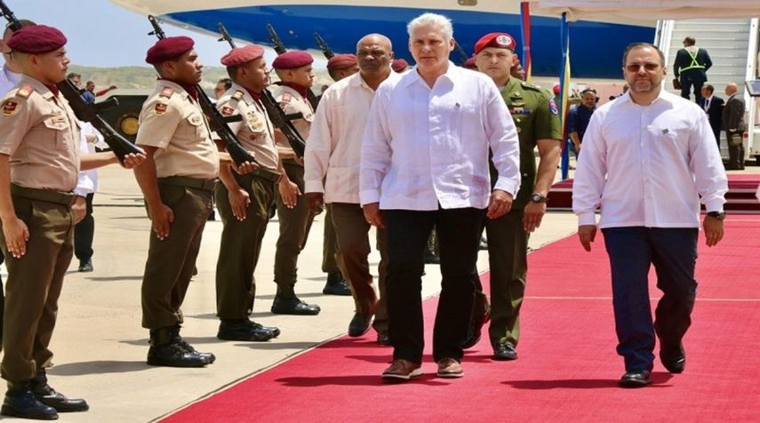 El dictador de Cuba, Miguel Díaz-Canel (c), a su llegada este miércoles a Caracas Venezuela.&nbsp;