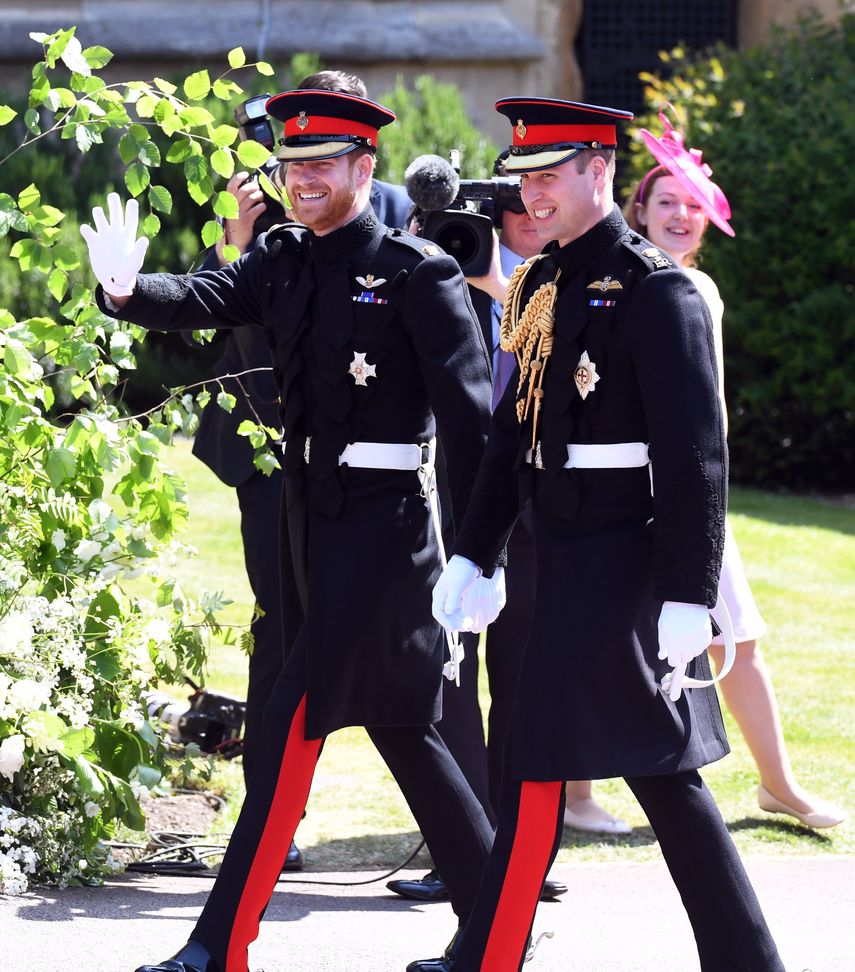 El príncipe Harry, junto a su hermano, el príncipe William, saluda antes de la boda.&nbsp;
