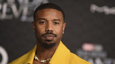 El actor Michael B. Jordan llega al estreno mundial de Black Panther: Wakanda Forever el 26 de octubre de 2022.