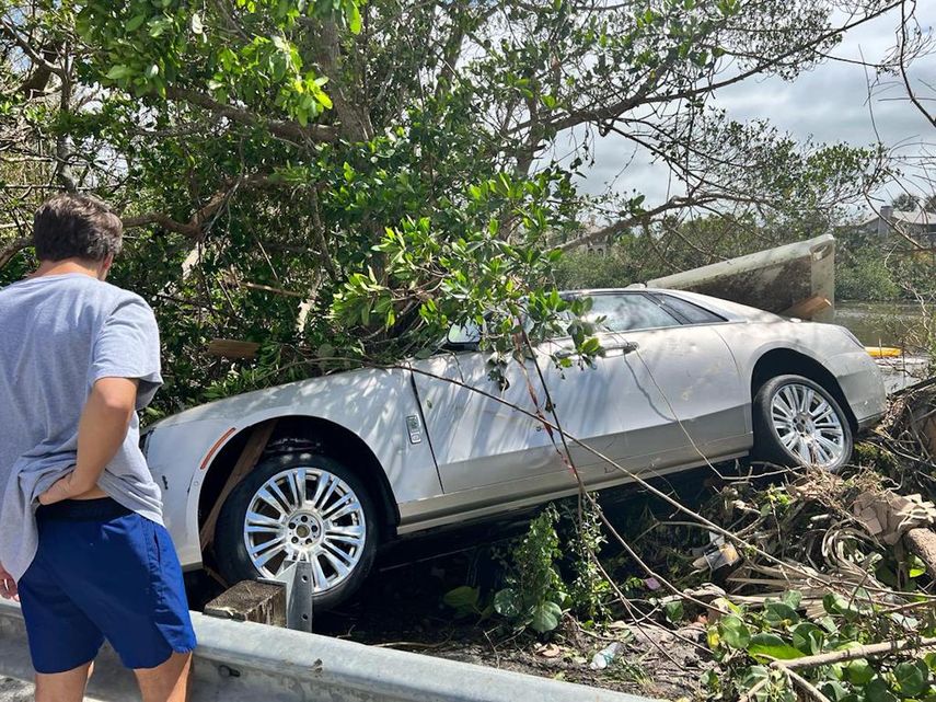 Un vehículo afectado por el huracán en Bonita Springs.&nbsp;