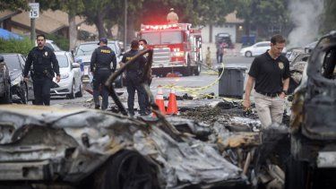 Investigadores inspeccionan el lugar donde una avioneta se estrelló en una calle residencial de San Diego, California, el 22 de mayo de 2025.&nbsp; 