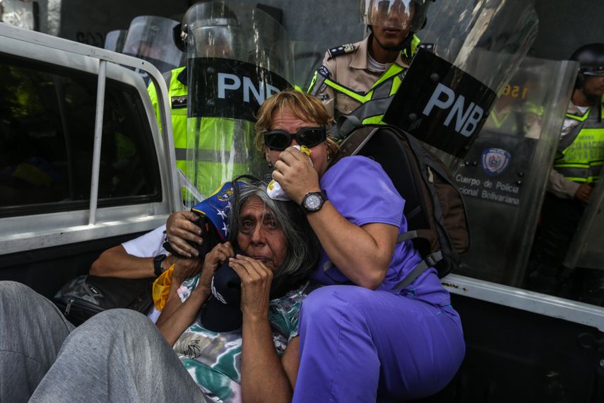 Opositores quedaron bloqueados por las fuerzas de seguridad, y la concentración fue disuelta con gases y perdigones de goma