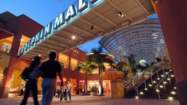 Fachada del reconocido centro de compras Dolphin Mall.