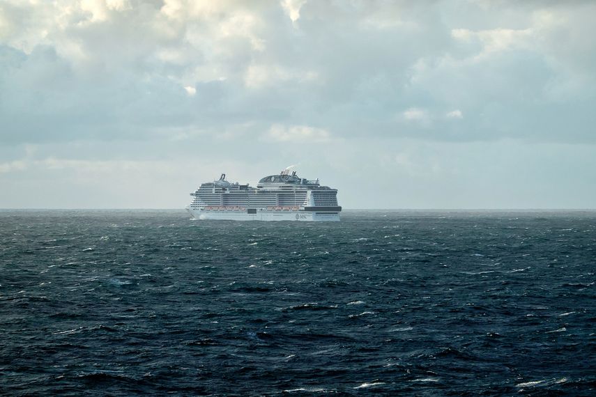 Imagen de referencia de un crucero navegando.