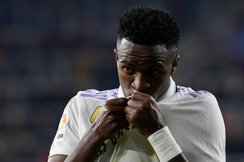 Vinicius Junior del Real Madrid besa el escudo del equipo tras el gol de su compañero Federico Valverde ante el Osasuna en la Liga española, el sábado 18 de febrero de 2023.&nbsp;