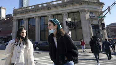 Transeúntes llevan las mascarillas bajo el mentón en Boston, 9 de febrero de 2022.&nbsp;