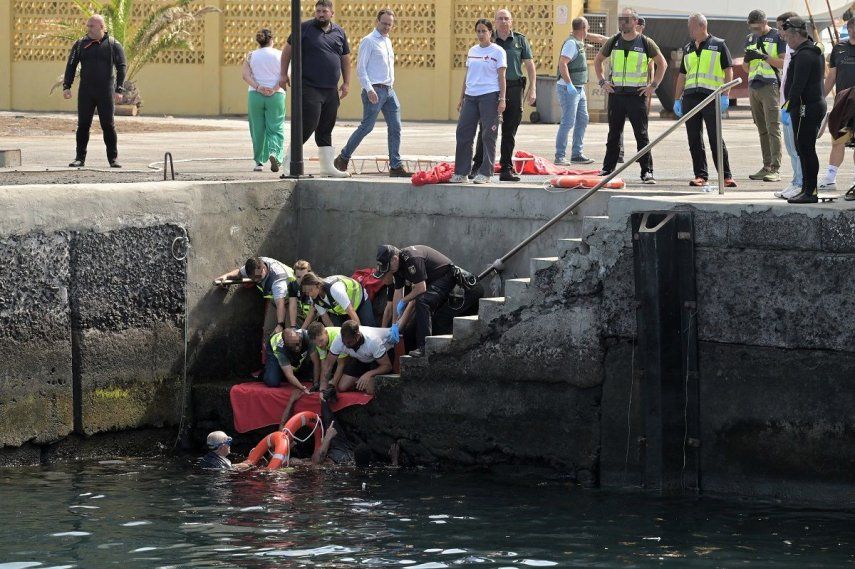 Agentes de Policía Nacional rescatan a uno de los migrantes que viajaba en el cayuco que ha volcado a su llegada al puerto de La Restinga, a 28 de mayo de 2025, en El Hierro, Canarias (España). Al menos siete mujeres han fallecido, tres de ellas menores, tras el vuelco de un cayuco con 180 personas a bordo cuando entraba al puerto de La Restinga. Además, se está buscando a un bebé que cayó al mar y&nbsp;dos jóvenes se encuentran heridos de carácter grave. &nbsp; Fecha: 28/05/2025.&nbsp;leer menos Firma:&nbsp;Europa Press Canarias