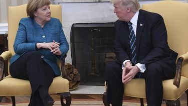 El presidente Donald Trump (der.), conversa el 17 de marzo de 2017 con la canciller alemana, Angela Merkel, en el Despacho Oval de la Casa Blanca en Washington.