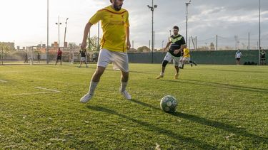 En el fútbol hay dos contrincantes y un árbitro. Cada contrincante cuenta por un equipo de 11 jugadores en campo de juego