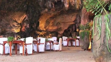 cena dentro de una cueva en una playa paradisiaca de tailandia