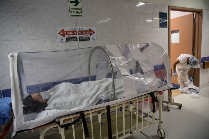 Mar&iacute;a &Aacute;lvarez, de 24 a&ntilde;os, descansa en una c&aacute;psula de aislamiento de coronavirus luego de dar a luz en el Instituto Nacional Perinatal en Lima, Per&uacute;, el mi&eacute;rcoles 29 de julio de 2020.