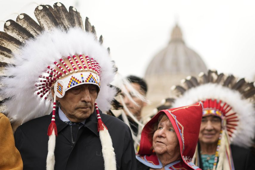 El antiguo jefe de la Asamblea de Primeras Naciones, Phil Fontaine (izquierda), en la Plaza de San Pedro tras una reunión con el papa Francisco, en el Vaticano, el 31 de marzo de 2022.&nbsp;