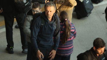 Luis Enrique mientras la selección de España llega al Aeropuerto de Barajas en Madrid&nbsp;