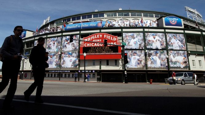 En esta foto del 4 de abril de 2012, personas caminan frente al estadio Wrigley Field de Chicago