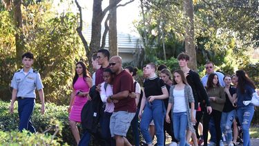 Fotograf&iacute;a del 14 de febrero de 2018 de un grupo de estudiantes de la escuela secundaria Marjory Stoneman Douglas, en Parkland, unas 50 millas al norte de Miami, acompa&ntilde;ados de familiares y amigos.