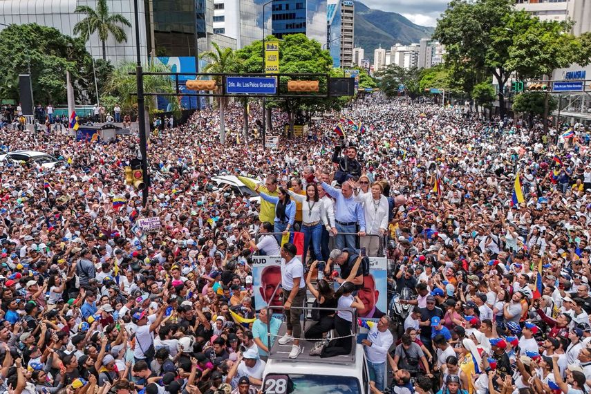María Corina Machado y Edmundo González Urrutia en un multitudinario acto de campaña previo a los comicios.&nbsp;