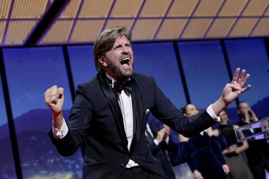 El realizador Ruben Ostlund celebra tras ganar la Palma de Oro a la mejor película por Triangle of Sadness en el Festival de Cine de Cannes, el sábado 28 de mayo de 2022 en Cannes, Francia.&nbsp;