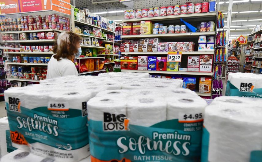 Por casi cuatro años llevan los consumidores estadounidenses el enorme peso de la inflación, que ha disparado el costo de la vida.